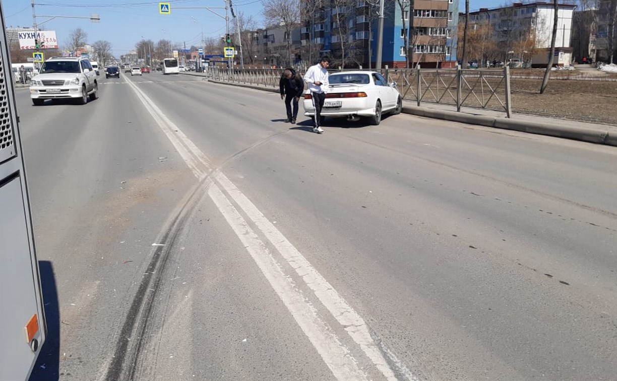 Нетрезвый водитель на Toyota Mark II врезался в пассажирский автобус в Южно-Сахалинске