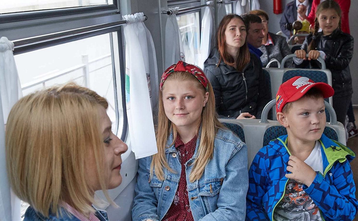 Образовательный поезд принял на борт юных сахалинцев и их родителей