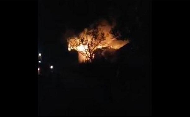 Горящие гаражи потушили пожарные в Горнозаводске 
