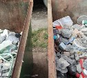 Строители завалили булыжниками мусорные контейнеры в Томаринском районе - отходы выгребали вручную