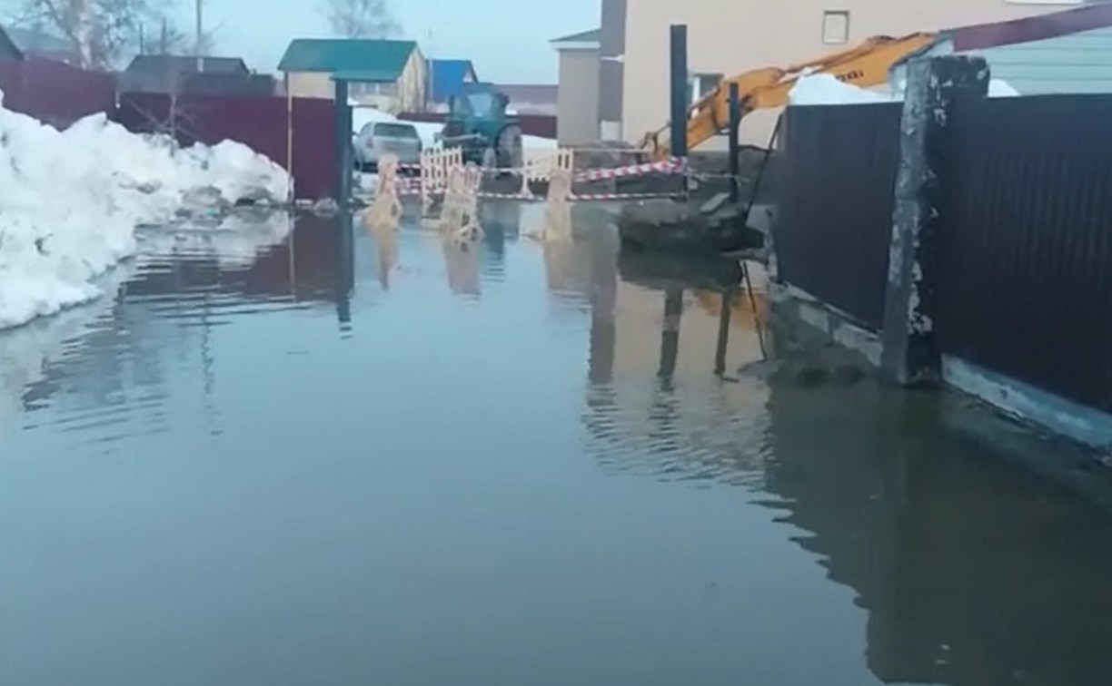 Жителей одной из улиц Южно-Сахалинска затопило после ремонта водопровода
