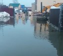 Жителей одной из улиц Южно-Сахалинска затопило после ремонта водопровода