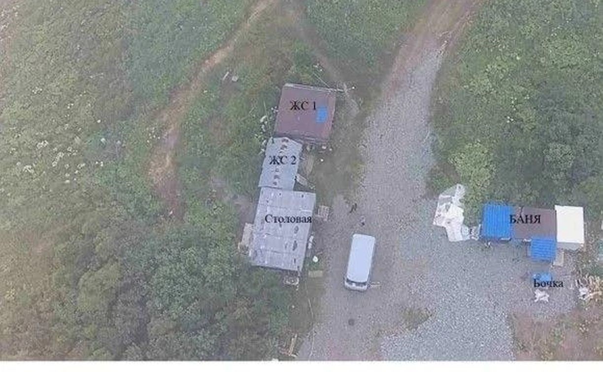 Беспилотники обнаружили в лесу на Сахалине подозрительный объект с домом охраны, вагончиками и баней