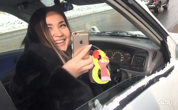 Сегодня в Южно-Сахалинске женщин-водителей не наказывали, а поздравляли