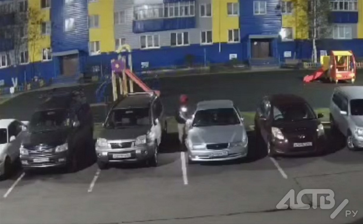 Едва стоящий на ногах парень в Поронайске, пытающийся вскрыть 10 авто, попал на видео