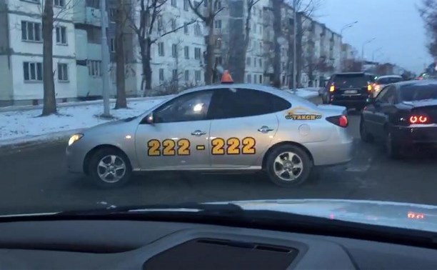 Кроссовер и два автомобиля такси столкнулись в Южно-Сахалинске