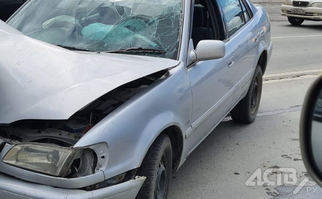 Два человека пострадали в лобовом столкновении грузовика и Toyota Corolla в Южно-Сахалинске