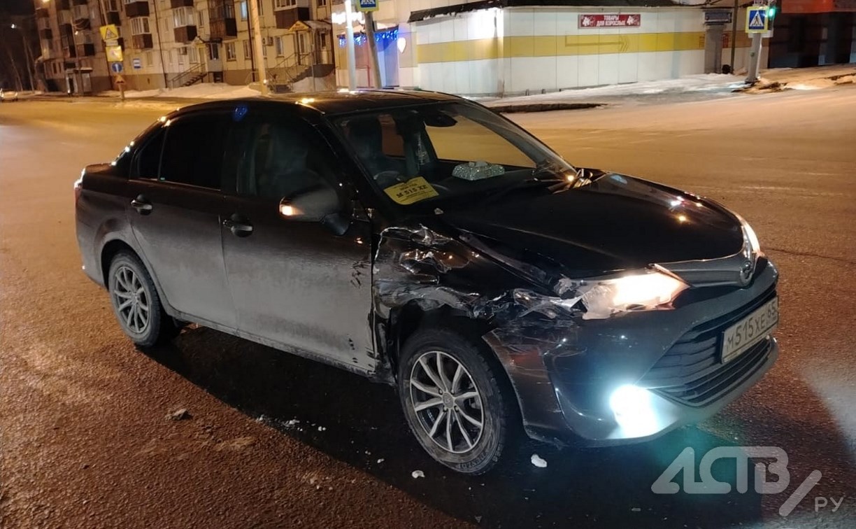 Неизвестный автомобиль врезался в седан и скрылся с места ДТП в Южно-Сахалинске