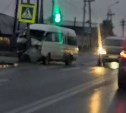Микроавтобус врезался в столб в Южно-Сахалинске