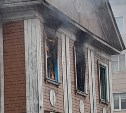 Пожар в расселенной двухэтажке тушат в Холмске