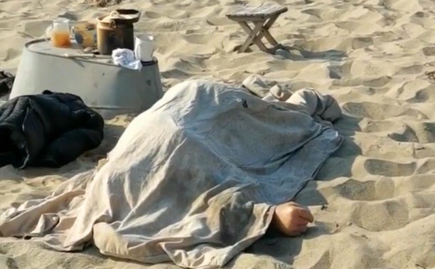 Очевидцы: на побережье Сахалина два дня пролежало тело мужчины