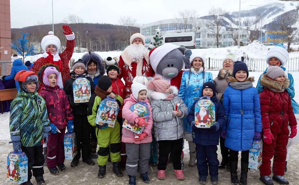 Воспитанников центра "Преодоление" в Южно-Сахалинске поздравили с Новым годом