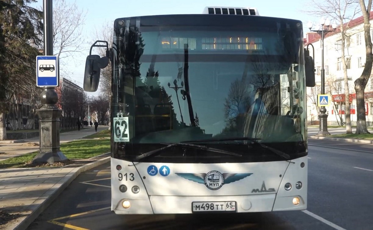 Очевидцы: из-за духоты сахалинка упала в обморок в автобусе маршрута № 62
