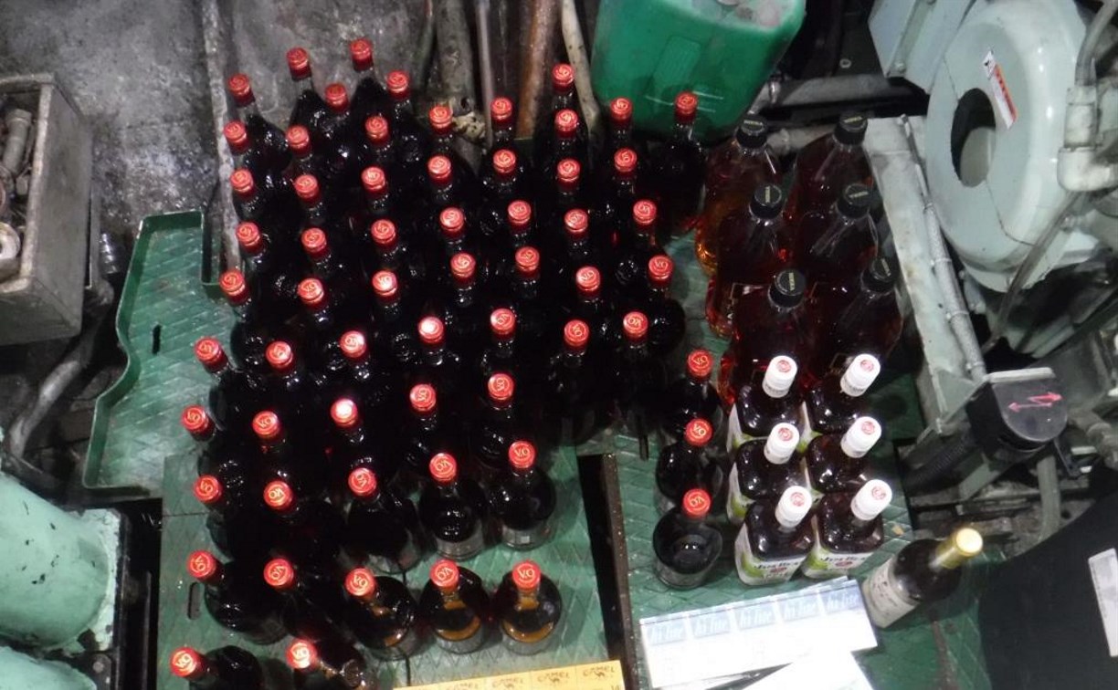 На судне из Японии в порту Южно-Курильска обнаружили тайник с алкоголем и сигаретами