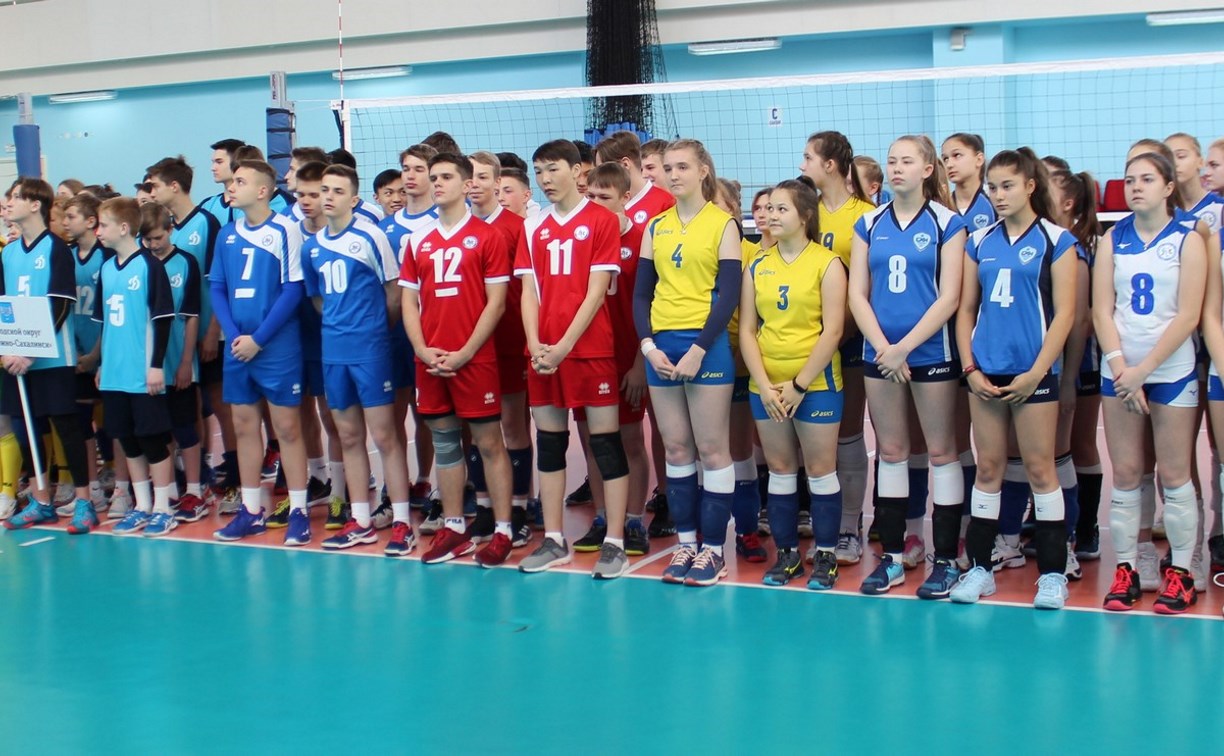 В юношеском первенстве по волейболу участвуют тринадцать команд