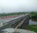Завершается ремонт моста через реку Новосёлку в Томаринском районе