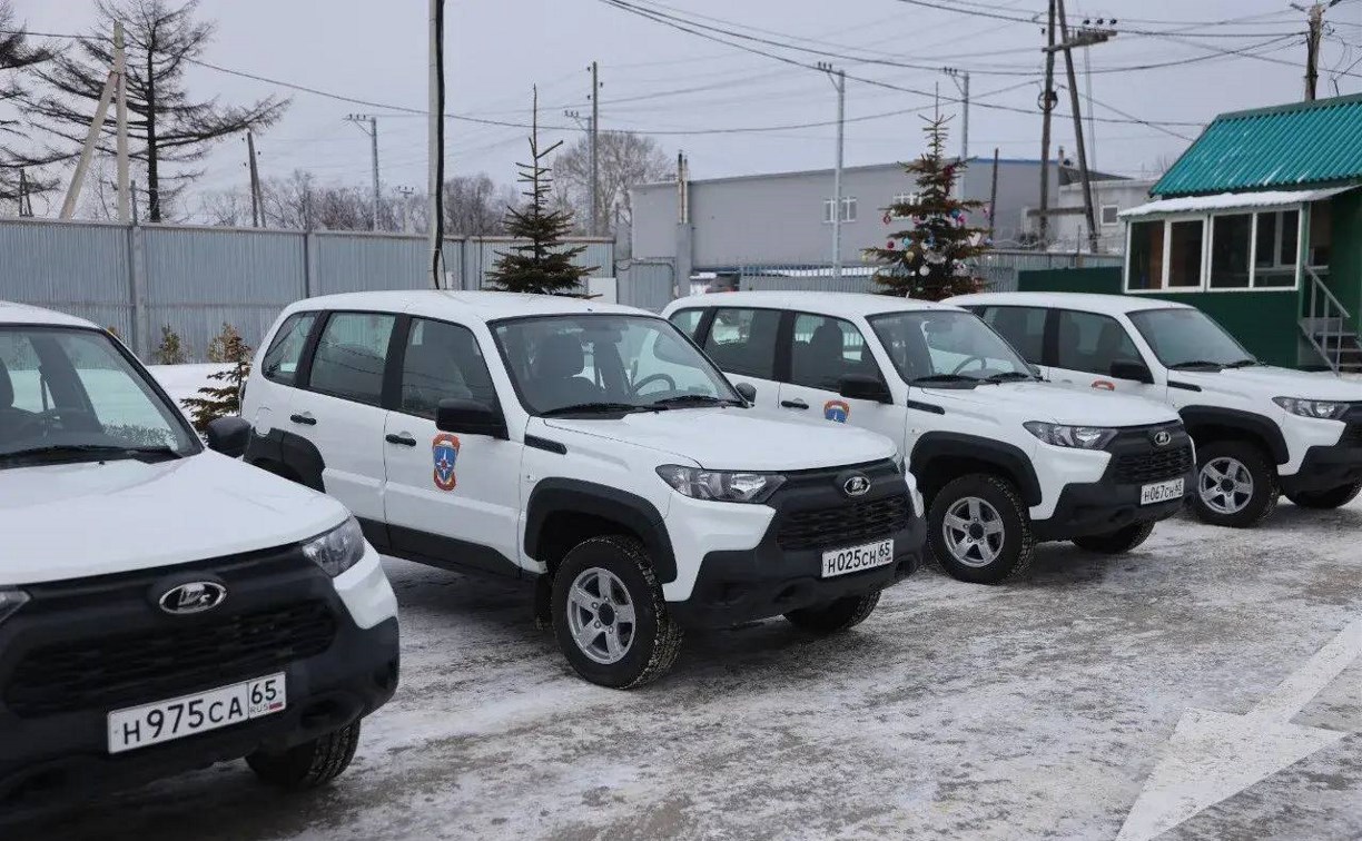 Пожарным и спасателям Сахалина передали автомобили, снегоходы и квадроциклы