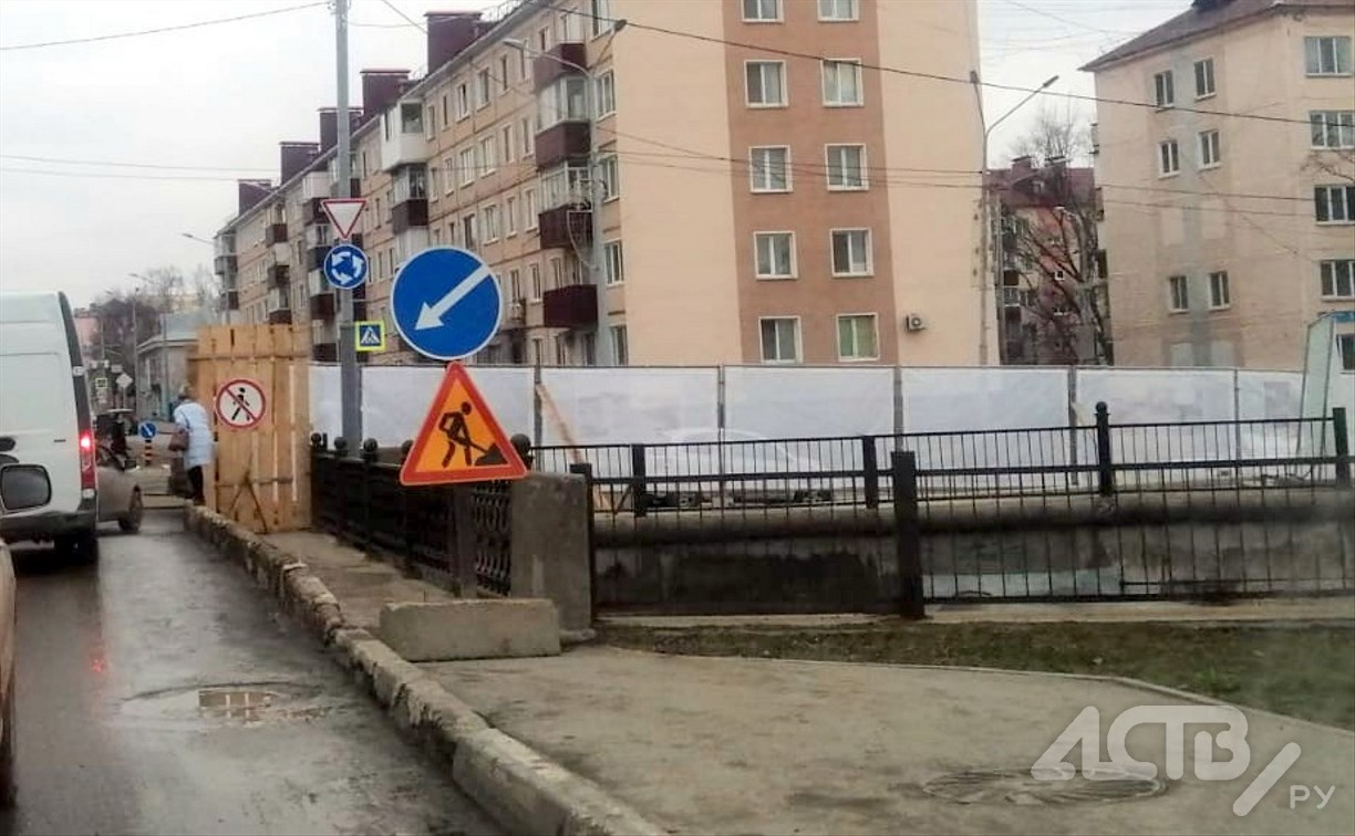 Северный тротуар и западную пешеходную часть моста через Рогатку закрыли в Южно-Сахалинске