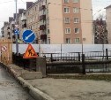 Северный тротуар и западную пешеходную часть моста через Рогатку закрыли в Южно-Сахалинске