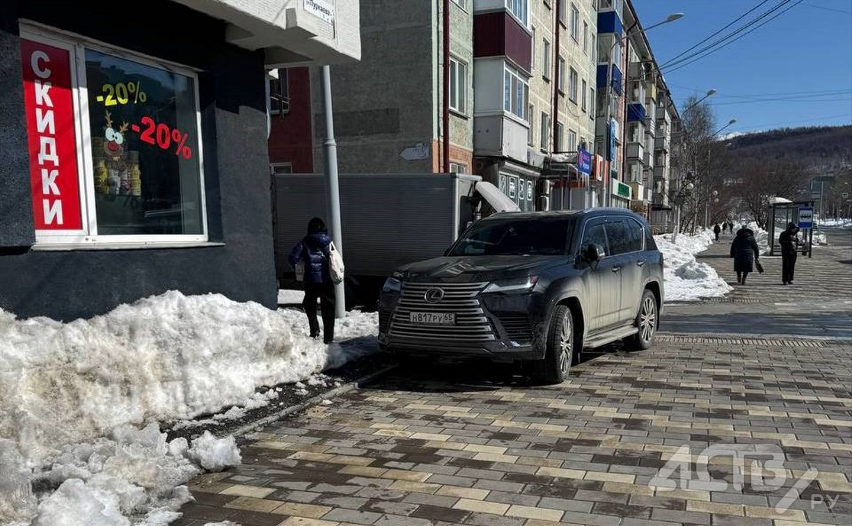 Автохам на дорогом внедорожнике в Южно-Сахалинске припарковался на пешеходной зоне, закрыв обзор другим водителям