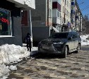 Автохам на дорогом внедорожнике в Южно-Сахалинске припарковался на пешеходной зоне, закрыв обзор другим водителям