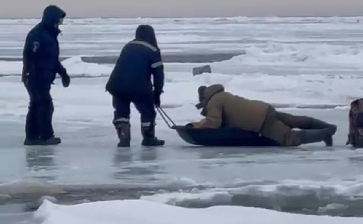 Очевидцы: рыбак при побеге со льда на Сахалине сломал ногу