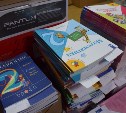 Больше 140 тысяч учебников привезли для школ Сахалинской области