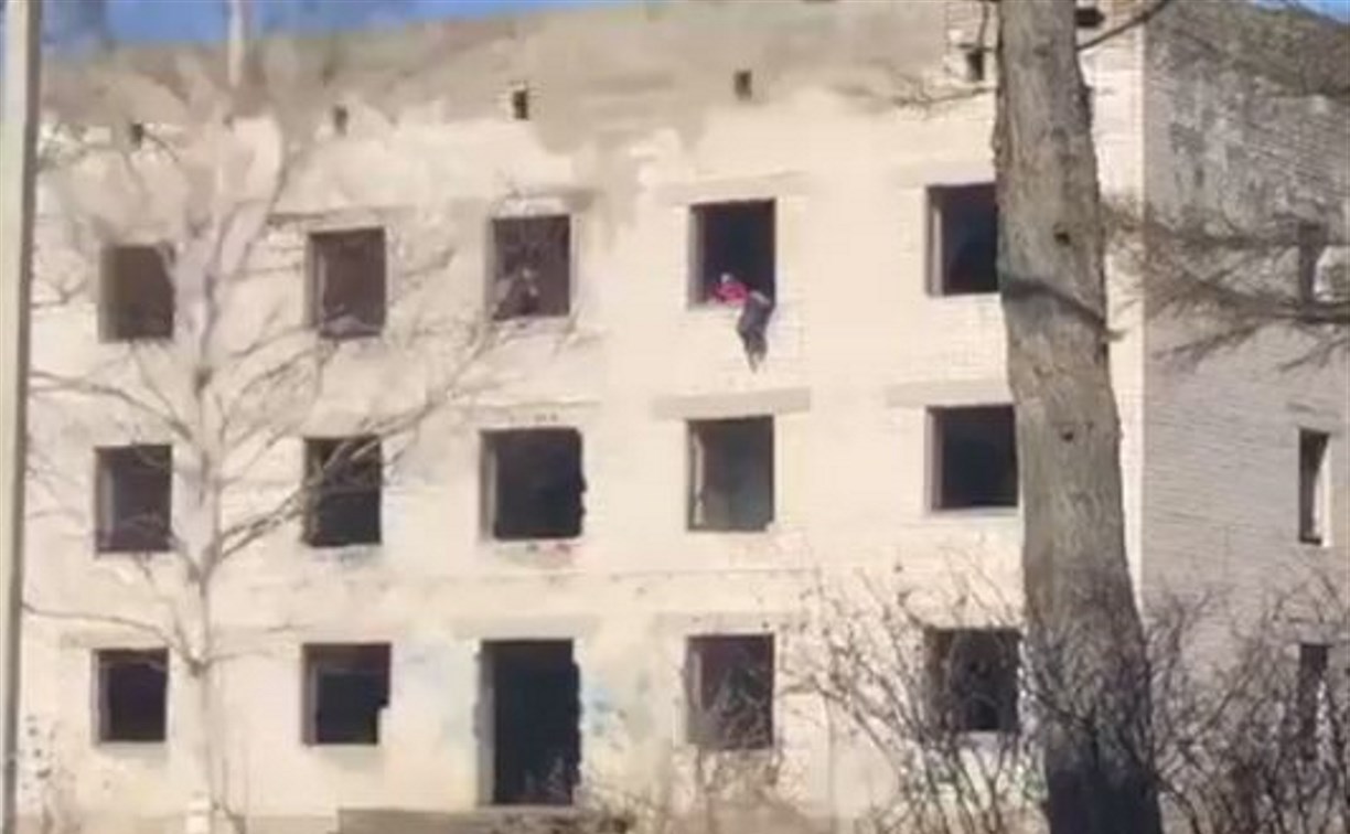 Подросток повис на окне третьего этажа в заброшенной гостинице в Долинском районе