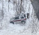 Автомобиль улетел с трассы в Поронайском районе - водители жалуются на жуткий гололёд