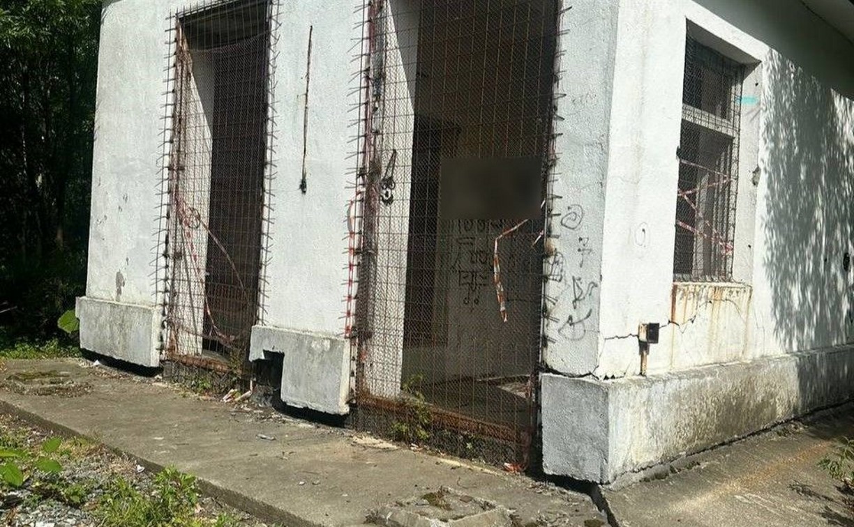 В Южно-Сахалинске заколотили арматурой двери и окна в заброшке, которую исследовали дети В Южно-Сахалинске заколотили арматурой двери и окна в заброшке, которую исследовали дети
