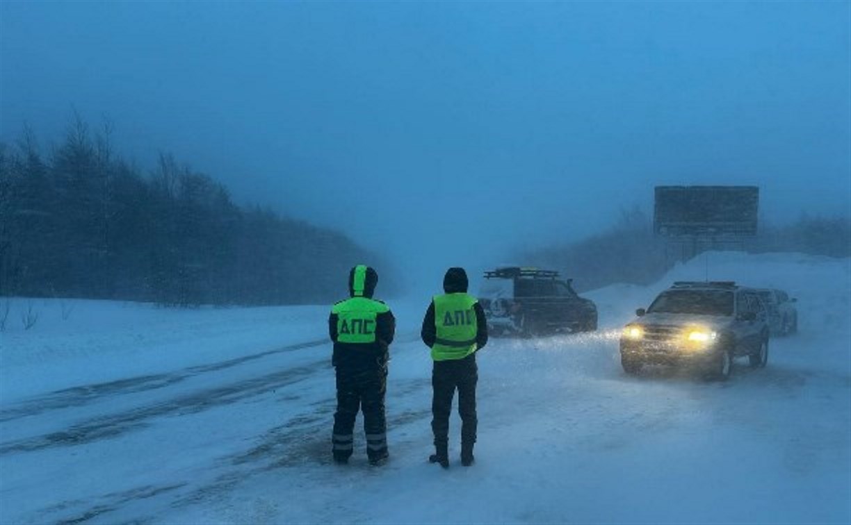 Участок трассы на севере Сахалина открыли после метели