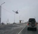 Три человека спустились с зависшего над сахалинской дорогой вертолета