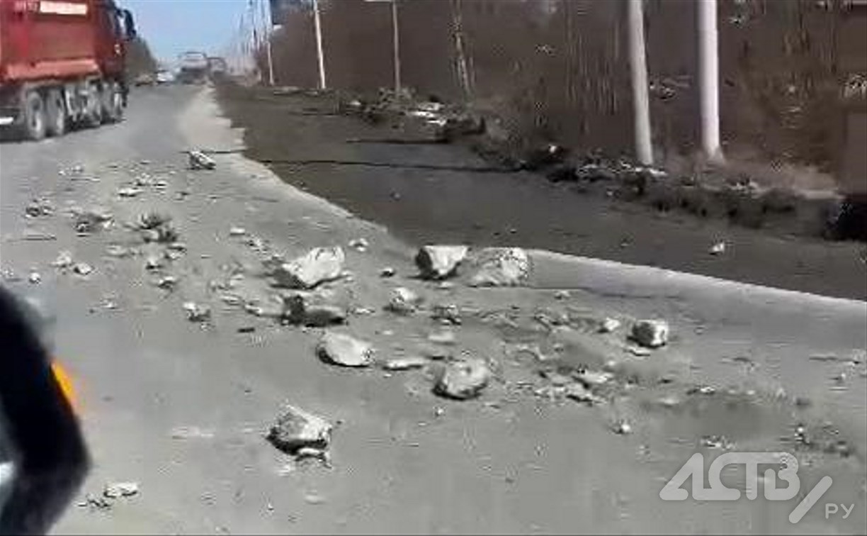 Булыжники размером с футбольный мяч разбросал большегруз по дороге на юге Сахалина