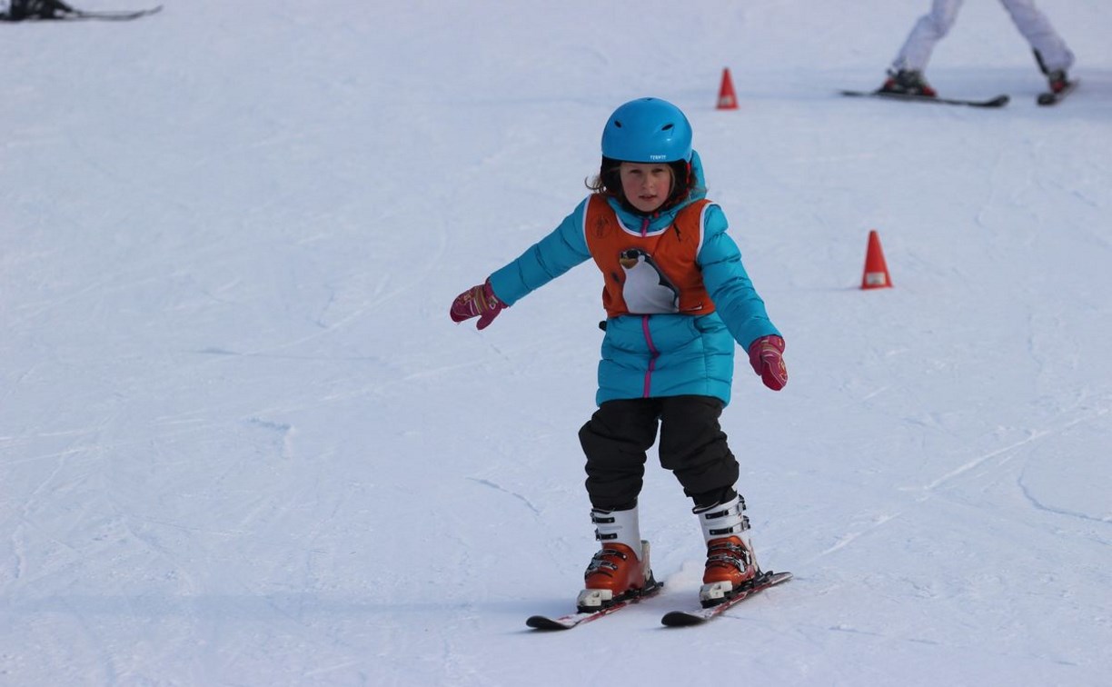 Сахалинских детей научат кататься на лыжах