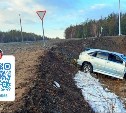 Сахалинка без прав села за руль Toyota Harrier и улетела в кювет