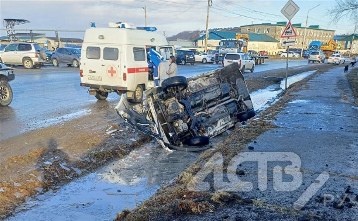 Машина всмятку, водитель цел: седан вылетел в кювет в Корсакове