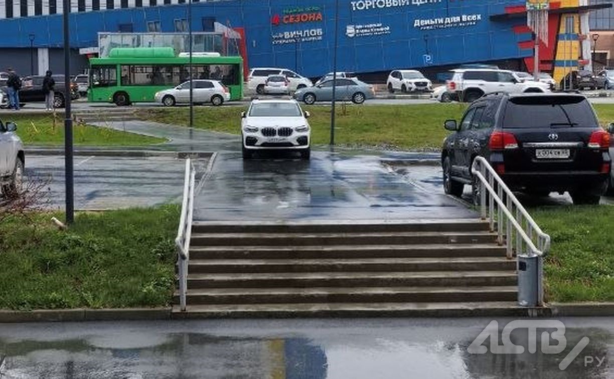 Южносахалинка обратила внимание на BMW, водитель которого перепутал дорогу с тротуаром