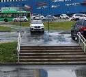 Южносахалинка обратила внимание на BMW, водитель которого перепутал дорогу с тротуаром