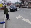 Три нарушителя за 5 минут: автохамы рассекают по пешеходной улице в Долинске