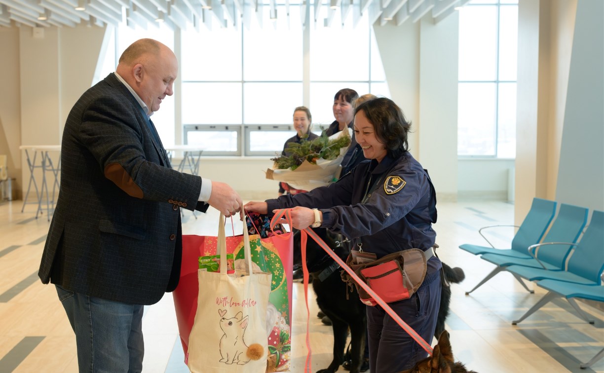 Аэровокзал "Южно-Сахалинск" торжественно принял в команду пушистых инспекторов