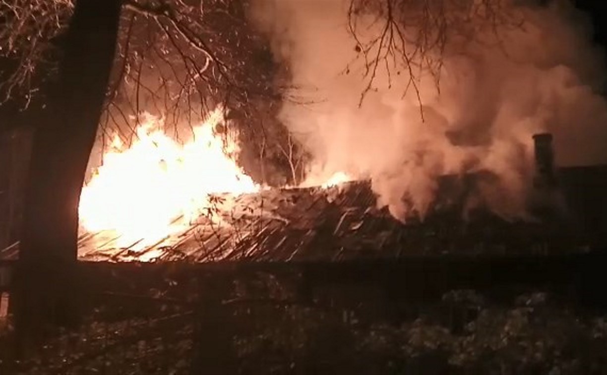 Трех человек эвакуировали при пожаре на улице Красной в Южно-Сахалинске