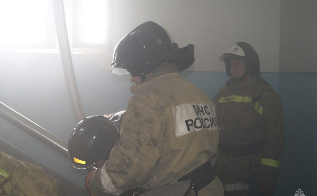 В Красногорске в трехэтажном доме загорелся балкон из-за тазика с вещами