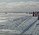 Свыше 100 автомобилей попали в снежный плен на льду в Ногликском районе