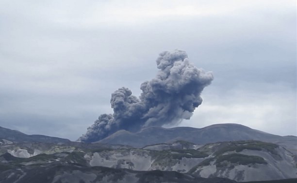 Два новых пепловых выброса в 2,5-3 километра зафиксировали на вулкане Эбеко 