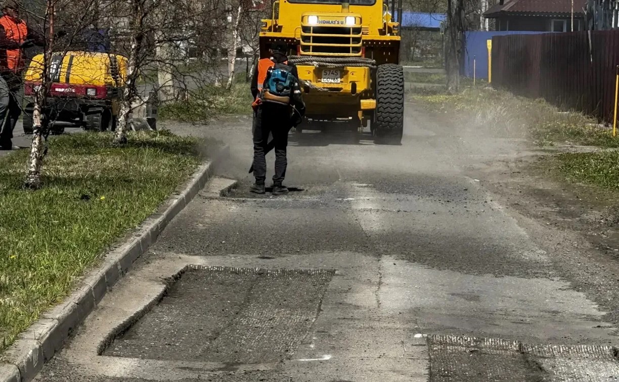 На нескольких улицах Поронайска заделали ямы в дорожном полотне