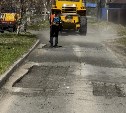 На нескольких улицах Поронайска заделали ямы в дорожном полотне