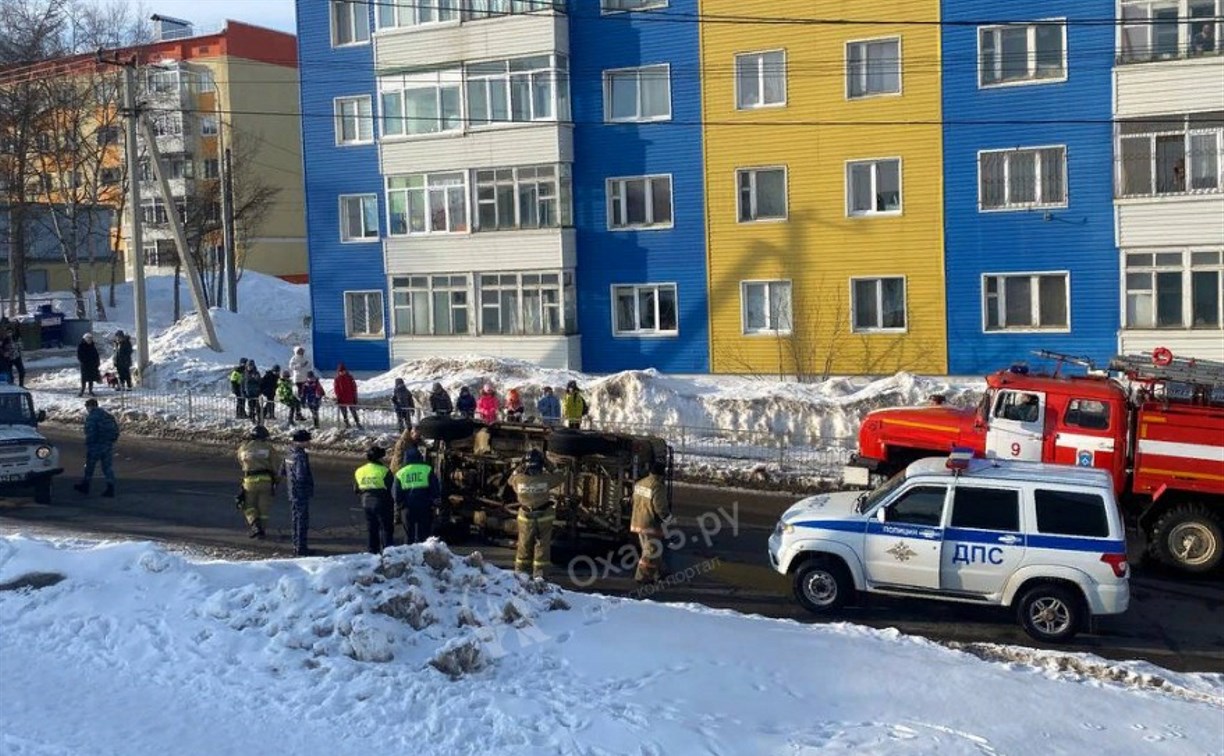 УАЗик в центре Охи сделал резкий разворот и опрокинулся на бок