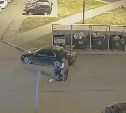 Мужчина на Сахалине волоком дотащил женщину до мусорных баков и жестоко избил — видео