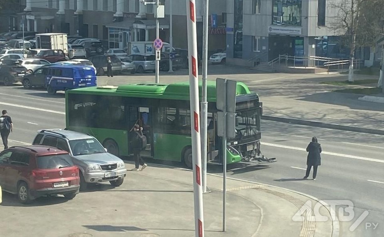 "Бампер отлетел": пассажирский автобус попал в ДТП в Южно-Сахалинске