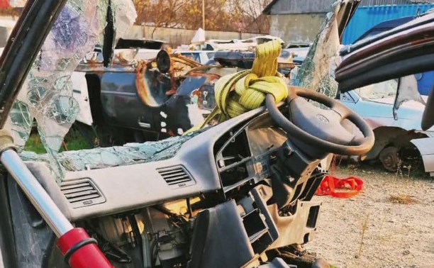 Южно-сахалинские спасатели показали, насколько сложно разобрать авто и достать пострадавших в ДТП